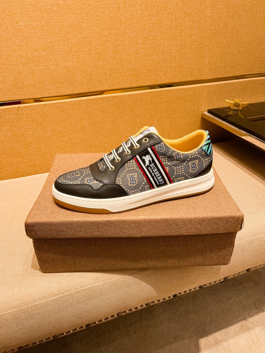 Men's shoes💰 400💰[LV]🔥Louis Vuitton, high-end men's shoes brand, official website 1:1 latest masterpiece: the upper is made of Italian imported first-layer cowhide with a comfortable and breathable lining➕original non-slip and wear-resistant outsole🔥, making walking more convenient and comfortable! An exclusive new model, a stunning work, a beautiful 1:1 replica [color] compared to the official quality! Create a fashionable personality to set off your uniqueness! A must-have for trendy men! Classic 🔥Size: 38-44 Color: 🔥 2⃣️colors available🔥.